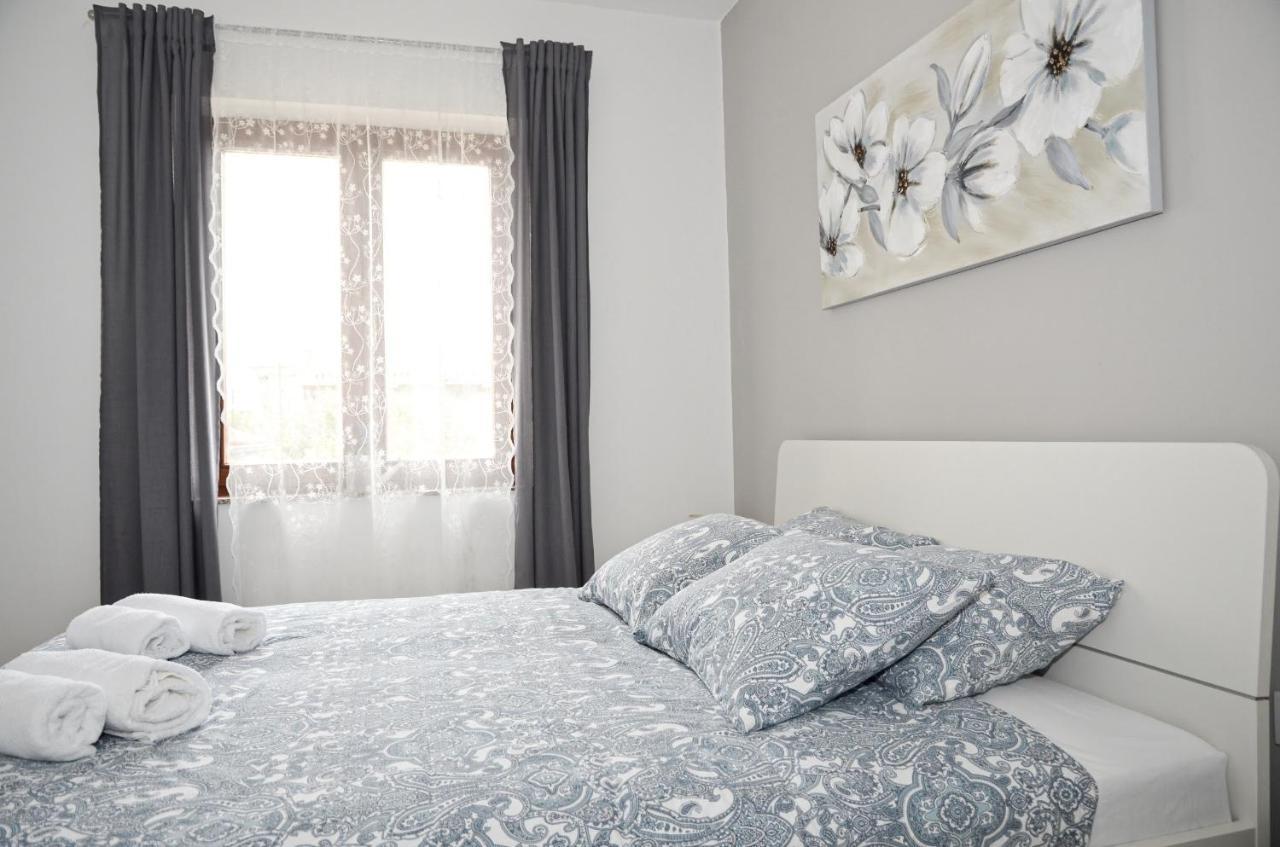Family Friendly Apartments With A Swimming Pool Povljana, Pag - 244 Esterno foto